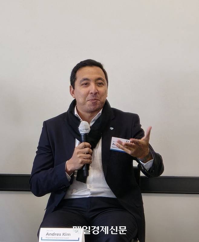 26일 오전 주한미국상공회의소(AMCHAM·암참) 금융서비스 위원회 주최로 서울 종로구 센트로폴리스 법무법인 태평양(BKL) 사무실에서 열린 ‘스테이블코인과 금융 시장의 미래’를 주제로 세미나에 참석한 안드레스 김 테더 기관담당 책임자가 발언하고 있다. [사진=안갑성 기자]