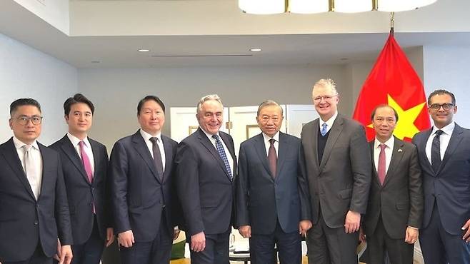 최태원 SK그룹 회장(왼쪽 셋째)이 지난달 20일(현지시간) 미국 워싱턴DC에서 더아시아그룹(TAG) 주최 행사에 또럼 베트남 공산당 서기장(다섯째),추형욱 SK이노베이션 최고경영자(둘째)와 기념사진을 촬영하고 있다. TAG 링크드인