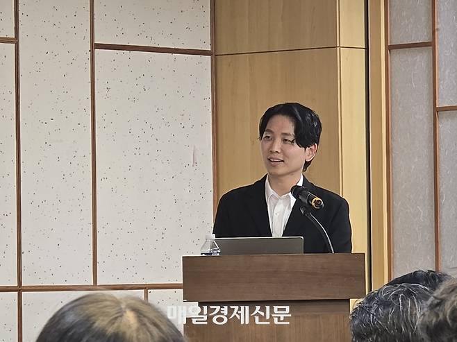 이승준 벤처시장연구원 연구위원(변호사)이 26일 서울 여의도 국회의원회관에서 열린 ‘토큰증권 법제화 이후 자본시장의 구조 변화와 제도적 과제’ 세미나에서 ‘글로벌 패러다임에 부합하는 토큰증권 인프라 설계 방향’을 주제로 발표하고 있다. [사진=안갑성 기자]