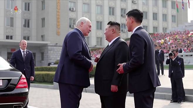 김정은 북한 국무위원장의 초청으로 북한을 공식 방문한 알렉산드르 루카셴코 벨라루스 대통령을 환영하는 의식이 지난 25일 평양 김일성광장에서 진행됐다고 조선중앙TV가 26일 보도했다. [조선중앙TV 캡쳐·연합뉴스]
