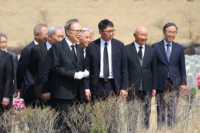 국립대전현충원을 찾은 이명박 전 대통령 [연합뉴스]