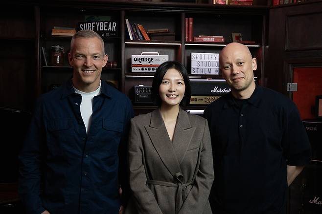 지난 25일(현지시간) 스웨덴에 위치한 스포티파이 본사에서 최수연 네이버 대표이사(가운데)와 스포티파이 공동 최고경영자 알렉스 노스트롬(오른쪽), 구스타브 소더스트롬이 공동 라운드테이블을 열고 양사 파트너십에 대해 논의했다. <사진=네이버>