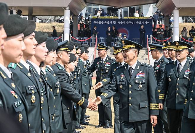 육군 26-1기 부사관 임관식에서 김규하(대장) 육군참모총장이 신임부사관들과 악수하고 있다. [육군]