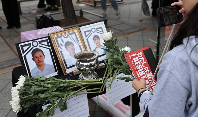 서울 종로구 보신각 앞에서 열린 2026 세계 인종차별 철폐의 날 기념대회에서 한 참가자가 최근 산업재해로 숨진 이주노동자들을 지난 15일 추모하는 모습. 사진과 기사는 관련 없음. [뉴스1]