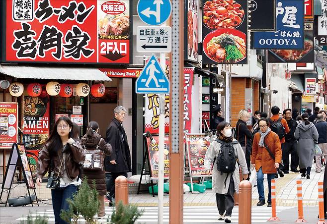 일자리가 넉넉한 환경에서 일찍 사회에 진출한 일본 청년은 취업 자체보다 입사 후 조직 적응을 더 걱정한다. 사진은 일본 도쿄 신주쿠 일대. (EPA=연합뉴스)