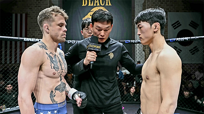 미국팀 레이크 지와 대한민국 알파 ‘리바이’ 김유찬이 2026년 3월 경기도 오산시 종합격투기 국가대항전 ‘블랙컵’ 준준결승 밴텀급 경기 시작 전 마주 보고 있다. 블랙컵 첫 시즌은 유튜브 채널 ‘블랙컴뱃’ 유료 멤버십 단독 생중계다. 사진=이데아 파라곤