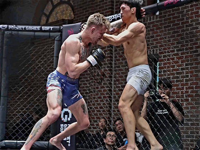 미국팀 레이크 지가 2026년 3월 경기도 오산시 종합격투기 국가대항전 ‘블랙컵’ 준준결승 밴텀급 경기에서 대한민국 알파 ‘리바이’ 김유찬을 공격하고 있다. 블랙컵 첫 시즌은 유튜브 채널 ‘블랙컴뱃’ 유료 멤버십 단독 생중계다. 사진=이데아 파라곤