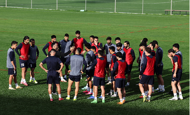 훈련에 참가한 이란 축구대표 선수들. 사진=로이터=연합뉴스 제공