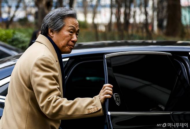 [서울=뉴시스] 정병혁 기자 = 정기석 국민건강보험공단 이사장이 15일 서울 서초구 서울고등법원에서 열린 국민건강보험공단의 KT&G, 한국필립모리스, BAT코리아를 상대로 낸 손해배상청구 소송 항소심 선고기일을 마친 뒤 차량에 탑승하고 있다.  서울고법 민사6-1부(부장판사 박해빈·권순민·이경훈)는 15일 건보공단이 담배 제조사 KT&G와 한국필립모리스, 브리티시아메리칸토바코(BAT)코리아를 상대로 제기한 손해배상 청구 소송 항소심에서 원고 패소로 판결했다.2026.01.15. jhope@newsis.com /사진=정병혁