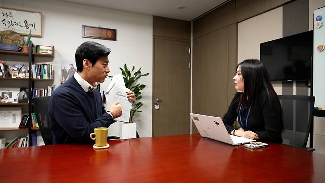 한준호 더불어민주당 경기지사 예비후보(왼쪽), 김효정 머니투데이 기자