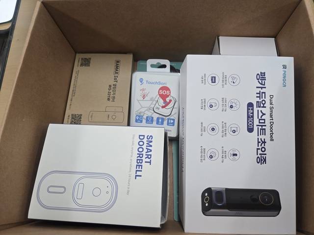 경기 수원시가 마련한 범죄예방용 전자기기가 담긴 ‘여성안심패키지’. 수원시청 제공