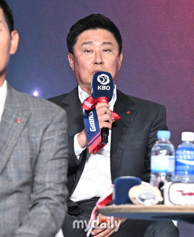 롯데 김태형 감독이 26일 오후 서울 잠실 롯데호텔에서 진행된 '2026 신한SOL KBO리그 미디어데이'에서 이야기를 하고 있다. '2026 신한SOL KBO리그 미디어데이'는 10개구단 감독 및 주장과 대표선수들이 참석해 2026 시즌에 대한 포부를 밝힌다. 이번 시즌에는 아시아쿼터 도입, 피치클락 단축, 비디오판독 범위 확대 등 다양한 변화가 시도된다. '2026 KBO리그'는 오는 28일 개막한다./잠실=송일섭 기자 andlyu@mydaily.co.kr