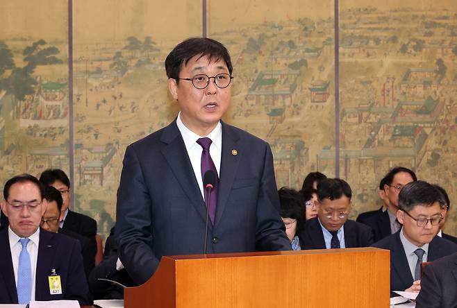 최휘영 문화체육관광부 장관이 4일 국회에서 열린 문화체육관광위원회 제3차 전체 회의에서 업무보고를 하고 있다. [연합]