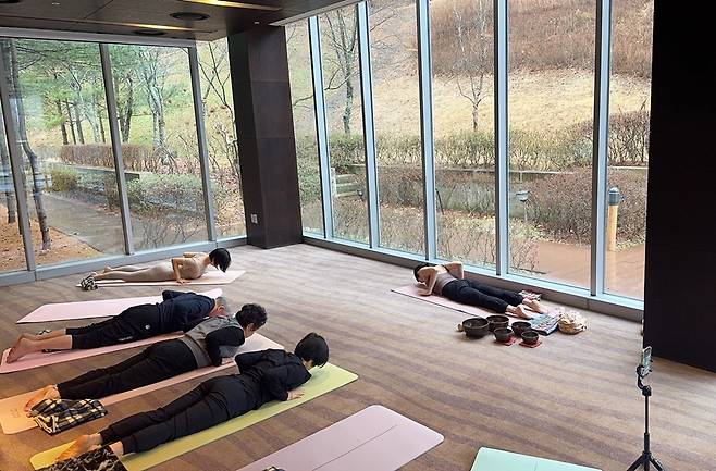 교원그룹이 운영하는 스위트호텔 남원이 요가 클래스와 다도 체험을 결합한 패키지를 선보이며 웰니스 여행 수요 공략에 나선다고 26일 밝혔다. [교원]