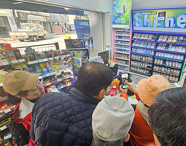 25일 서울 광진구 자양동의 GS25 편의점 노유타운점에서 ‘시니어 도보 배달원(우친)’ 신청자들이 주문 물품을 픽업하는 현장 실습을 하고 있다. [김진 기자]