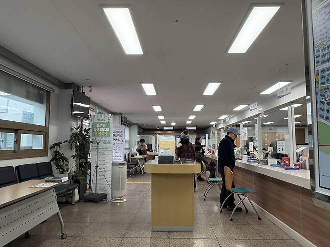 18일 점심시간이 끝난 직후 대구 동구의 한 행정복지센터의 모습.         정주원 기자