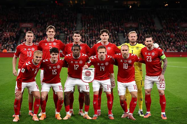 지난해 11월 덴마크 코펜하겐의 파르켄 스타디움에서 열린 덴마크와 벨라루스의 2026 국제축구연맹(FIFA) 북중미 월드컵 예선 경기에 앞서 덴마크 축구대표팀 선수들이 기념 촬영을 하고 있다. [게티이미지]