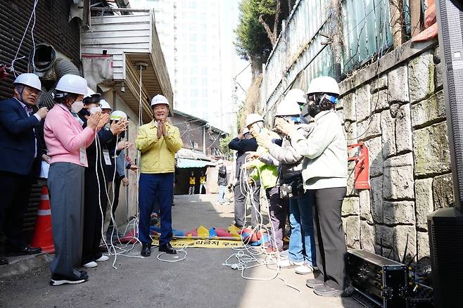 26일 신월곡 1구역 철거현장 점검 및 사업설명회에서 이승로(왼쪽 중앙) 성북구청장과 주민대표들이 성매매 집결지 내 미성년자 출입금지 구역 상징물을 내리고 있다. [서울 성북구 제공]