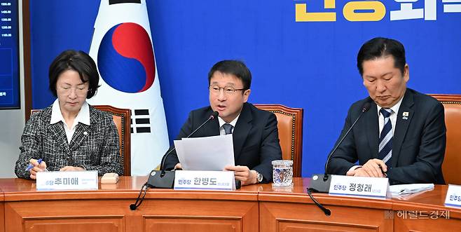 한병도(가운데) 더불어민주당 원내대표와 정청래(오른쪽) 더불어민주당 대표.  이상섭 기자