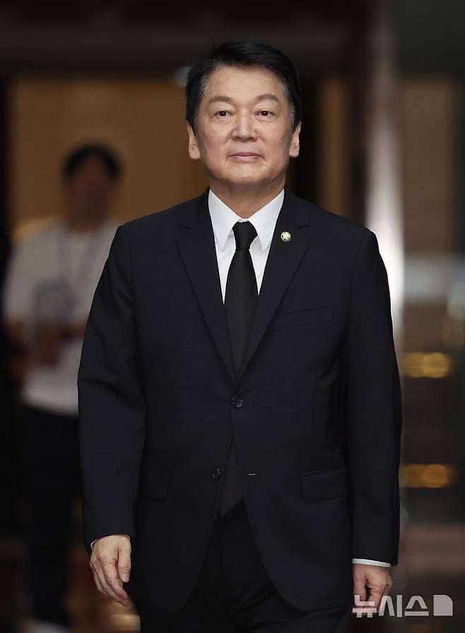 [서울=뉴시스] 김명년 기자 = 안철수 국민의힘 의원이 1일 오후 서울 여의도 국회에서 열린 의원총회에 참석해 있다. 2025.09.01. kmn@newsis.com