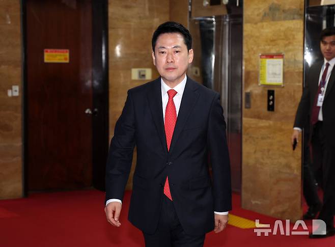 [서울=뉴시스] 김명년 기자 = 장동혁 국민의힘 대표가 25일 오전 서울 여의도 국회에서 당대표실로 이동하고 있다. 2026.03.25. kmn@newsis.com