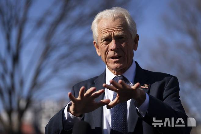 [워싱턴=AP/뉴시스] 피터 나바로 백악관 무역 고문이 지난해 3월 12일(현지 시간) 워싱턴DC 백악관 경내에서 취재진 질문에 답하고 있다. 2026.03.26.