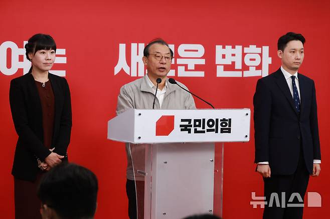 [서울=뉴시스] 고승민 기자 = 이정현 국민의힘 공천관리위원장이 22일 서울 여의도 당사에서 대구시장 경선후보 관련 브리핑을 하고 있다. 2026.03.22. kkssmm99@newsis.com