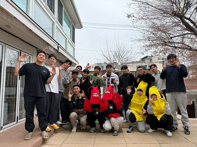 [서울=뉴시스] 26일 업계에 따르면 네이버 D2SF와 카카오벤처스, 오픈AI는 개발자 커뮤니티 '팀어텐션'이 오는 29일 서울과 미국 샌프란시스코에서 동시에 여는 AI 에이전트 해커톤 '랄프톤'에 후원사로 참여한다. 사진은 지난달 28일 서울에서 열린 첫 번째 랄프톤을 마치고 기념촬영한 모습. 2026.03.26. (사진=카카오벤처스 제공) *재판매 및 DB 금지