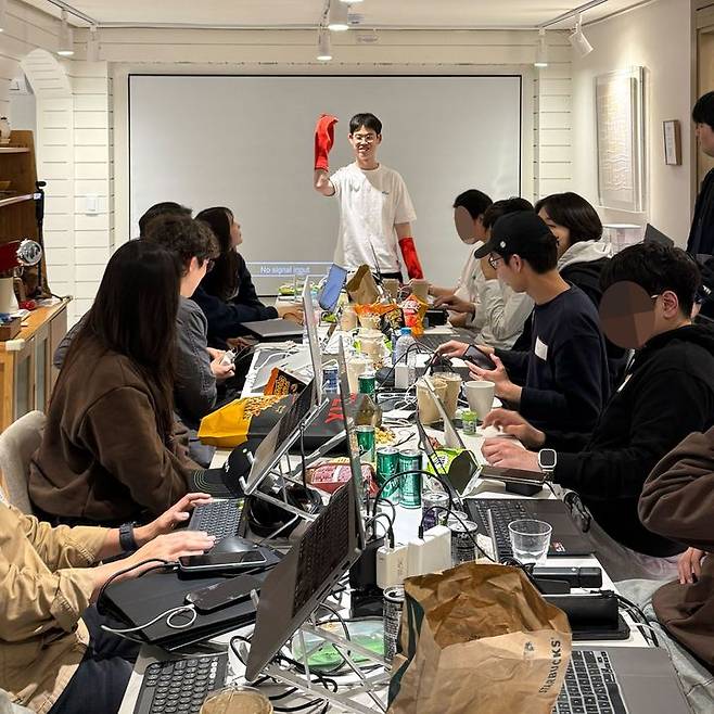 [서울=뉴시스] 26일 업계에 따르면 네이버 D2SF와 카카오벤처스, 오픈AI는 개발자 커뮤니티 '팀어텐션'이 오는 29일 서울과 미국 샌프란시스코에서 동시에 여는 AI 에이전트 해커톤 '랄프톤'에 후원사로 참여한다. 사진은 지난달 28일 서울에서 열린 첫 번째 랄프톤. 정구봉 팀어텐션 대표(가운데)가 '오픈클로'를 상징하는 빨간 가재 집게 형태의 모자를 작용했다. 2026.03.26. (사진=카카오벤처스 제공) *재판매 및 DB 금지