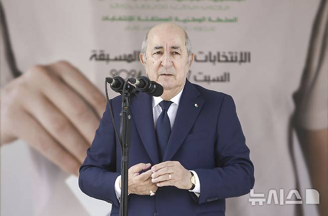 [알제=AP/뉴시스] 압델마지드 테분 알제리 대통령. 그는 알제리를 방문한 조르자 멜로니 이탈리아 총리와  25일 정상회담 후 공동 기자회견에서 유럽의 에너지 난을 위해 천연가스를 제공하기로 합의했다고 밝혔다. 2026.03.26.