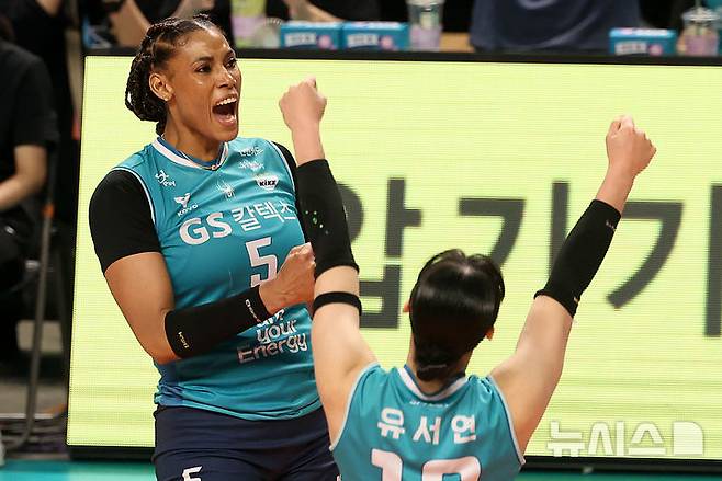 [서울=뉴시스] 이영환 기자 = 24일 오후 서울 중구 장충체육관에서 열린 2025-2026 V-리그 여자부 준플레이오프(준PO) GS칼텍스와 흥국생명의 경기, GS칼텍스 지젤 실바가 득점 후 기뻐하고 있다. 2026.03.24. 20hwan@newsis.com