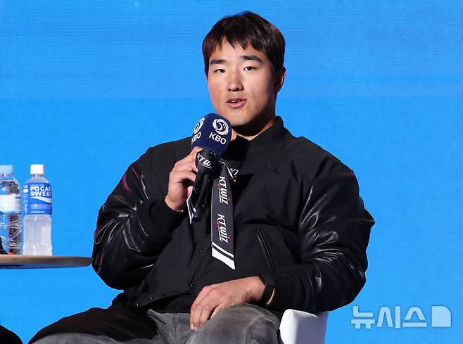 [서울=뉴시스] 이영환 기자 = KT  안현민이 26일 서울 송파구 롯데호텔 월드에서 열린 2026 신한 SOL KBO리그 미디어데이에서 포부를 밝히고 있다. 2026.03.26. 20hwan@newsis.com