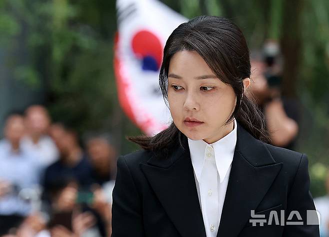 [서울=뉴시스] 이영환 기자 = 도이치모터스 주가조작 연루 의혹 등을 받는 김건희 여사가 지난해 8월6일 오전 서울 종로구 김건희 특검팀(특별검사 민중기)사무실에 피의자 신분으로 소환되고 있다. 2026.03.26. 20hwan@newsis.com