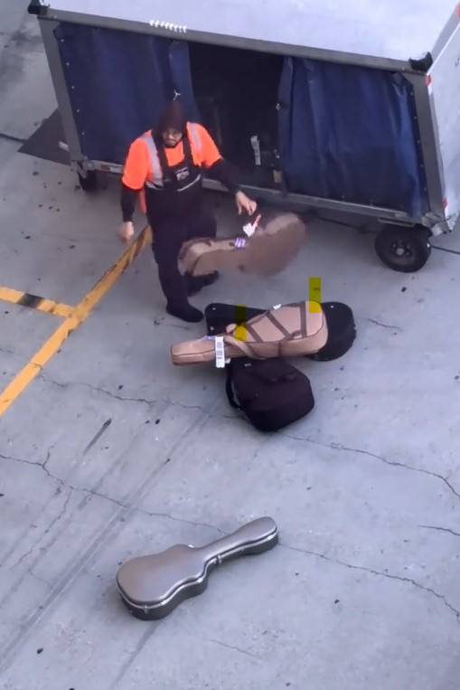 활주로에 기타 내던지는 수하물 직원 [출처=틱톡 @goyamariacookie]