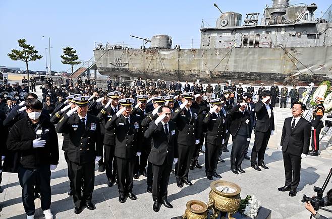 해군 제2함대사령부에서 거행된 '제16주기 천안함 46용사 추모식' [해군 제공]