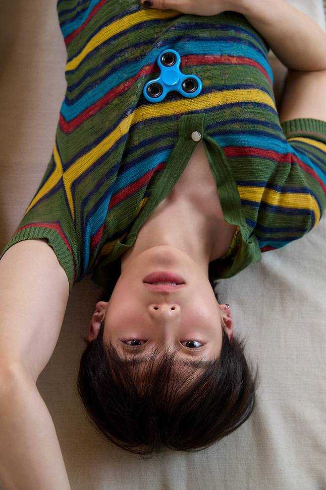 이번 싱글에는 동명의 타이틀곡 '프리 폴링'을 비롯해 총 3곡이 실렸다. 젤리피쉬엔터테인먼트 제공