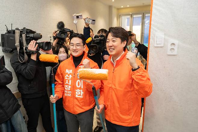 이준석 개혁신당 당대표(오른쪽)와 정이한 부산시장 후보. 개혁신당 제공