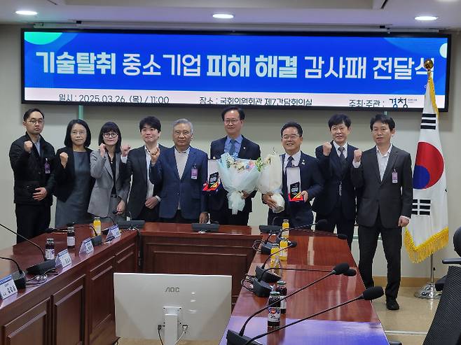 (왼쪽부터)세븐브로이 김재경 전무, 경청 이현경 변호사, 박희경 변호사, 에스제이이노테크 정성호 대표, 세븐브로이 김강삼 대표, 송재봉 의원, 민병덕 의원, 경청 장태관 이사장, 법무법인 평호 마훈 변호사. 경청 제공