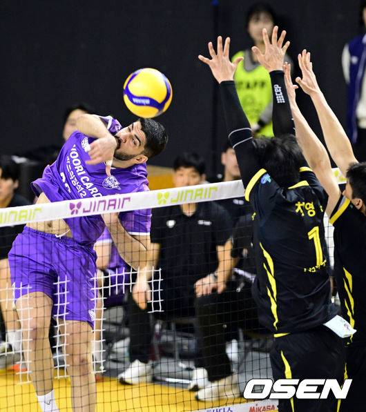 [OSEN=의정부, 조은정 기자]25일 의정부 경민대학교체육관에서 V리그 남자부 준PO&nbsp;KB손해보험과&nbsp;우리카드의 경기가 열렸다.이날 경기 승리팀은 2위 현대캐피탈과 3전 2선승제의 플레이오프를 치른다.1세트 우리카드 알리가 강타를 하고 있다. 2026.03.25 /cej@osen.co.kr