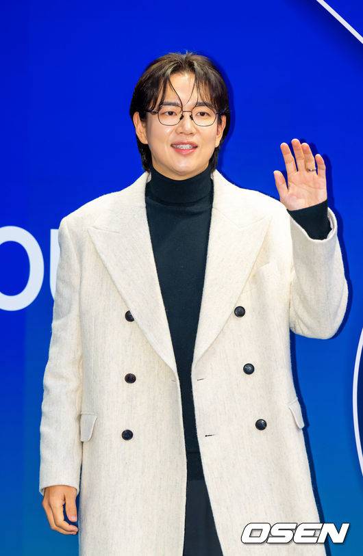 [OSEN=박준형 기자] 7일 서울 동대문디자인플라자(DDP)에서 '2026&nbsp;F/W&nbsp;서울패션위크' 그리디어스 패션쇼 및 포토월 행사가 진행됐다.2026&nbsp;F/W&nbsp;서울패션위크는 오는 8일까지&nbsp;DDP를 중심으로 패션쇼(15개 브랜드), 트레이드쇼(92개 브랜드), 서울패션포럼, 시민참여 프로그램 등으로 꾸며진다.&nbsp;장성규 아나운서가 포즈를 취하고 있다     2026.02.07 / soul1014@osen.co.kr