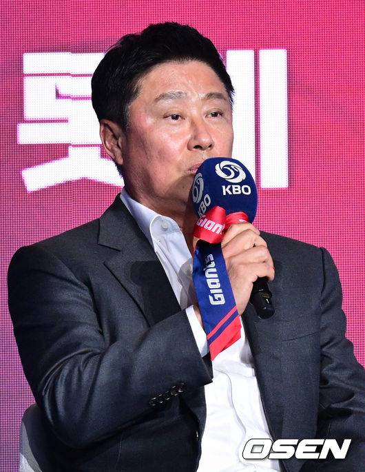 [OSEN=조은정 기자] 2026 신한 SOL KBO 리그 미디어데이&팬페스트 행사가 26일 서울 송파구 롯데호텔 월드에서 열렸다.2026 KBO 리그 정규 시즌은 오는 28일 인천(KIA-SSG), 잠실(LG-KT), 대구(삼성-롯데), 창원(NC-두산), 대전(한화-키움) 등 5개 구장에서 개막한다.&nbsp;롯데 김태형 감독이 출사표를 던지고 있다. 2026.03.26 /cej@osen.co.kr