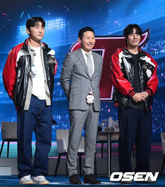 [OSEN=조은정 기자] 2026 신한 SOL KBO 리그 미디어데이&팬페스트 행사가 26일 서울 송파구 롯데호텔 월드에서 열렸다.2026 KBO 리그 정규 시즌은 오는 28일 인천(KIA-SSG), 잠실(LG-KT), 대구(삼성-롯데), 창원(NC-두산), 대전(한화-키움) 등 5개 구장에서 개막한다.&nbsp;LG 박해민, 염경엽 감독, 임찬규가 포즈를 취하고 있다. 2026.03.26 /cej@osen.co.kr