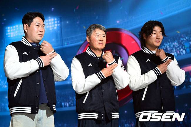 [OSEN=조은정 기자] 2026 신한 SOL KBO 리그 미디어데이&팬페스트 행사가 26일 서울 송파구 롯데호텔 월드에서 열렸다.2026 KBO 리그 정규 시즌은 오는 28일 인천(KIA-SSG), 잠실(LG-KT), 대구(삼성-롯데), 창원(NC-두산), 대전(한화-키움) 등 5개 구장에서 개막한다.&nbsp;두산 양의지, 김원형 감독, 곽빈이 포즈를 취하고 있다. 2026.03.26 /cej@osen.co.kr