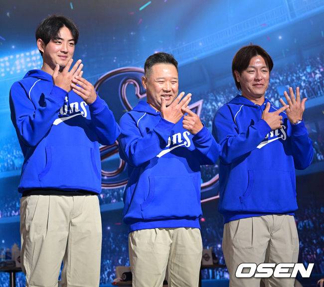 [OSEN=조은정 기자] 2026 신한 SOL KBO 리그 미디어데이&팬페스트 행사가 26일 서울 송파구 롯데호텔 월드에서 열렸다.2026 KBO 리그 정규 시즌은 오는 28일 인천(KIA-SSG), 잠실(LG-KT), 대구(삼성-롯데), 창원(NC-두산), 대전(한화-키움) 등 5개 구장에서 개막한다.&nbsp;삼성 구자욱, 박진만 감독, 강민호가 포즈를 취하고 있다. 2026.03.26 /cej@osen.co.kr
