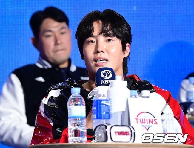 [OSEN=조은정 기자] 2026 신한 SOL KBO 리그 미디어데이&팬페스트 행사가 26일 서울 송파구 롯데호텔 월드에서 열렸다.2026 KBO 리그 정규 시즌은 오는 28일 인천(KIA-SSG), 잠실(LG-KT), 대구(삼성-롯데), 창원(NC-두산), 대전(한화-키움) 등 5개 구장에서 개막한다.&nbsp;LG 임찬규가 각오를 밝히고 있다.  2026.03.26 /cej@osen.co.kr