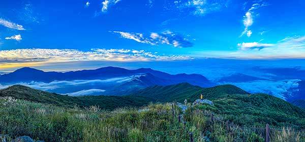 만복대에 서니, 운해는 지리산 능선을 넘실거리며 계곡을 따라 폭포처럼 흘렀다. 숨 쉬는 일조차 잊을 만큼, 깊은 감동의 시간이었다.