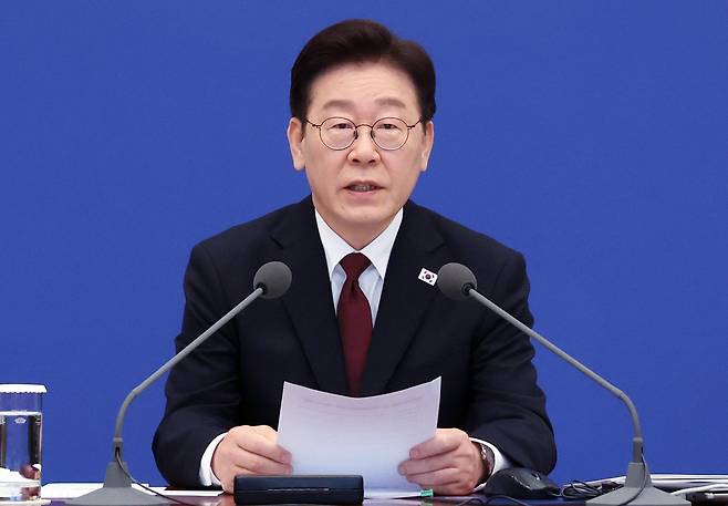 이재명 대통령이 26일 오전 청와대에서 열린 비상경제점검회의에서 발언하고 있다. 청와대사진기자단