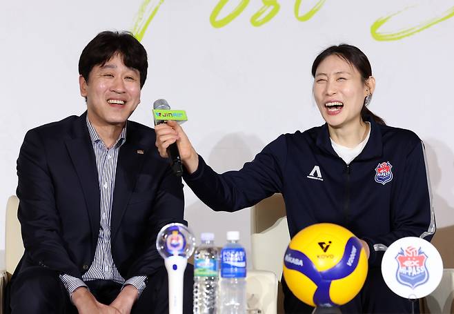 한국도로공사 김종민 감독과 배유나가 20일 오후 서울 강남구 호텔 청담 리베라 베르사이유홀에서 열린 진에어 2025~2026 V리그 포스트시즌 미디어데이에서 각오를 전하고 있다. 뉴시스