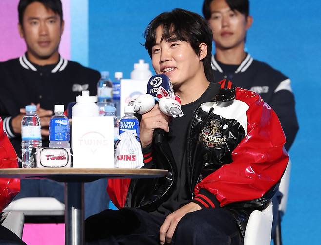 LG 트윈스 임찬규가 26일 서울 송파구 롯데호텔 월드에서 열린 2026 신한 SOL KBO리그 미디어데이에서 포부를 밝히고 있다. 뉴시스