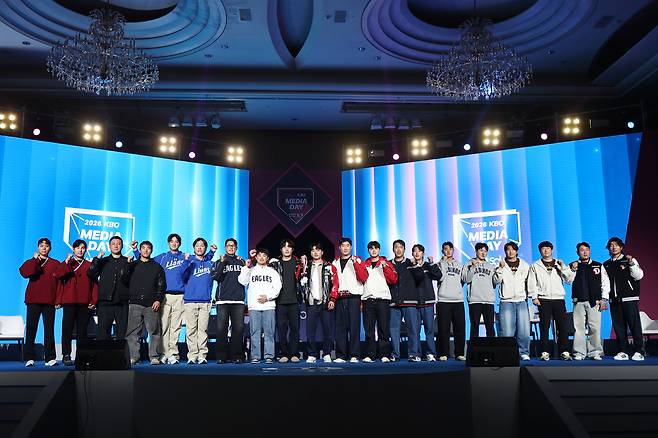 26일 서울 롯데호텔 월드에서 열린 2026 신한 SOL KBO 리그 미디어데이에서 선수단이 단체 촬영을 하고 있다. 연합뉴스